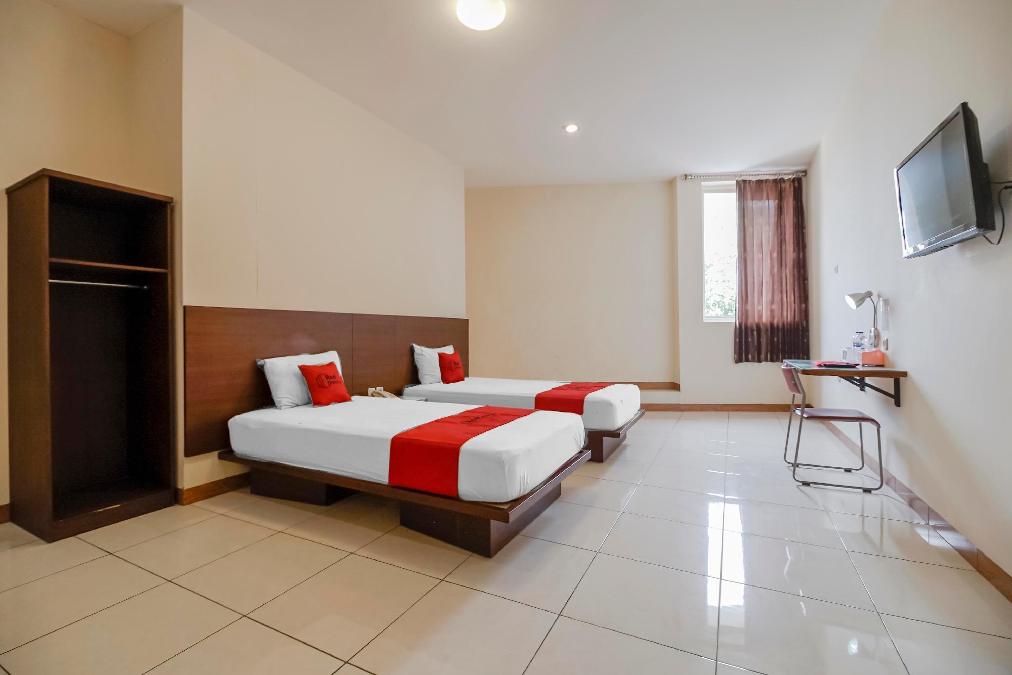 Reddoorz Plus @ Karebosi Area 2 Hotel Makassar Ngoại thất bức ảnh