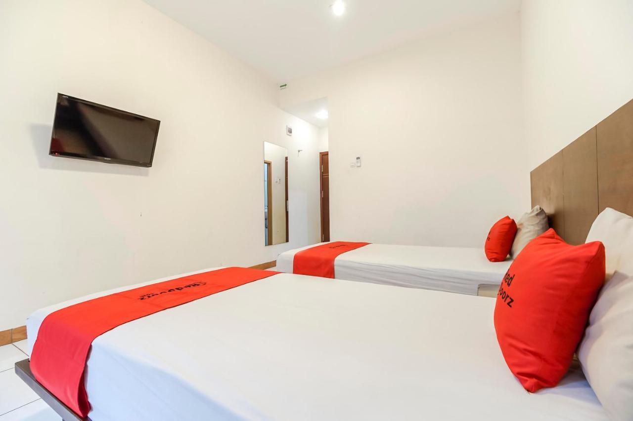 Reddoorz Plus @ Karebosi Area 2 Hotel Makassar Ngoại thất bức ảnh